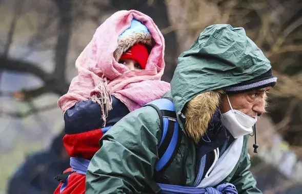 Бацька з дзіцём у лагеры мігрантаў на мяжы Беларусі і Польшчы​ / БЕЛТА / ТАСС