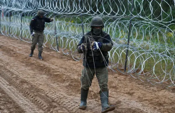 З-за сітуацыі з мігрантамі на польска-беларускай мяжы пачалі ўзводзіць загароду​&nbsp;/ Reuters