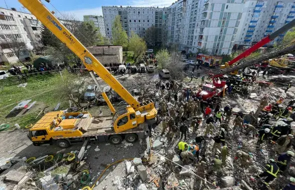 Спасатели разбирают завалы в Умани, где российская ракета попала в жилой дом / Национальная полиция Украины
