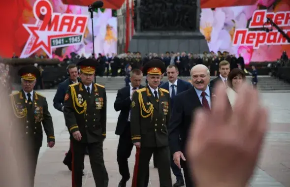 Новый госсекретарь Совбеза Андрей Равков (в центре слева) со своим предшественником Станиславом Засем (в центре справа) и Александром Лукашенко на площади Победы в Минске / Еврорадио
