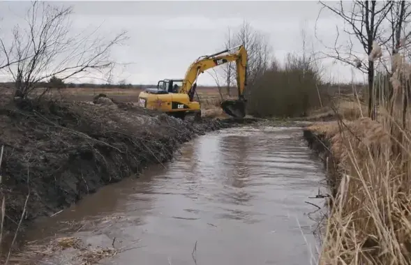 У Ровенскай вобласці будуюць новыя супрацьтанкавыя равы / кадр з відэа
