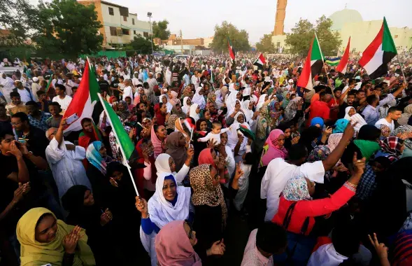 У Судане святкуюць адстаўку прэзідэнта, які кіраваў краінай 30 гадоў