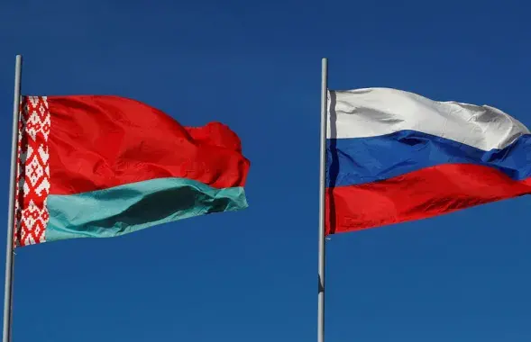 Белорусский и российский государственные флаги / Газета.ру