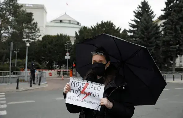 Актывістка ў час пратэсту супраць ініцыятывы па ўзмацненні жорсткасці нацыянальных правілаў абортаў перад парламентам у Варшаве, 15 красавіка 2020 года / Reuters