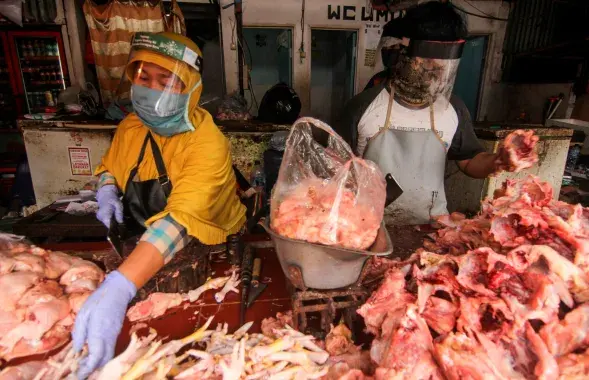 Рынок мяса в Джакарте во время пандемии коронавируса / Reuters