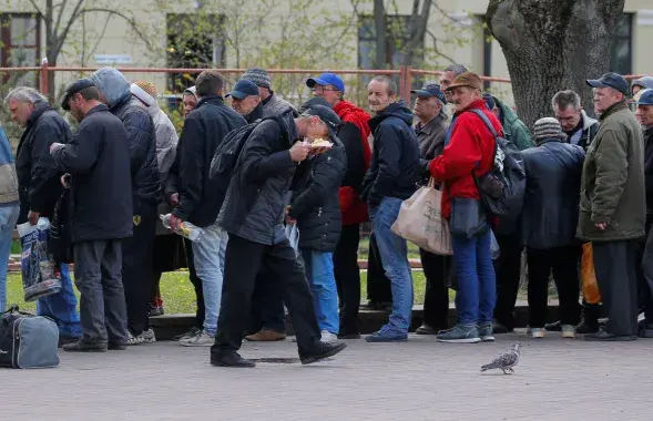 Бяздомныя атрымліваюць еду на вуліцы / Reuters