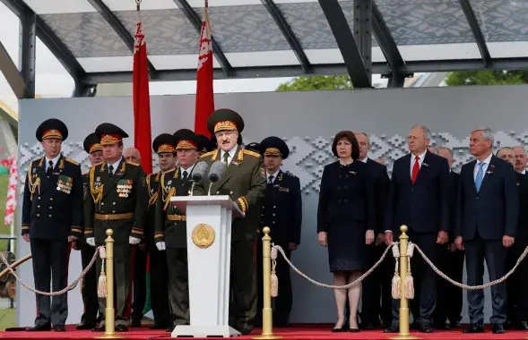 Александр Лукашенко и чиновники во время распространения коронавирусной инфекции на параде 9 мая 2020 года в Минске / Reuters