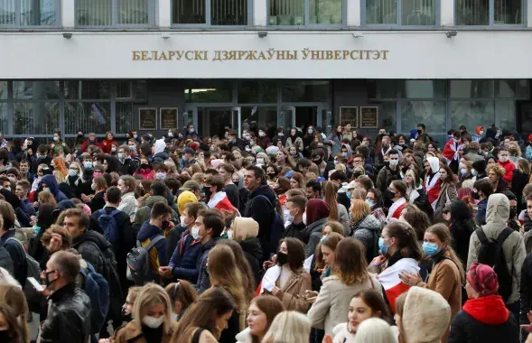 Students at a&nbsp;protest in Minsk /&nbsp;BelaPAN via REUTERS
