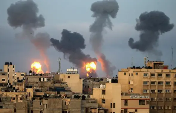 Полымя і дым падымаюцца падчас ізраільскіх паветраных удараў на фоне ўспышкі ізраільска-палесцінскага канфлікту на поўдні сектара Газа 11 мая 2021 года / Reuters