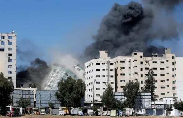 Будынак, дзе знаходзіліся офісы AP і Al Jazeera паваліліся пасля ізраільскіх ракетных удараў па горадзе Газа, 15 траўня 2021 года / Reuters