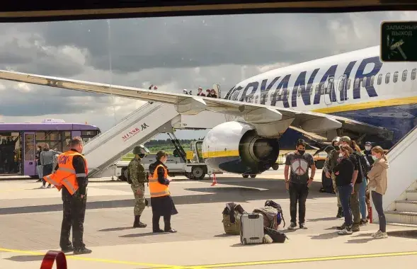 Экіпаж самалёта авіякампаніі Ryanair вымусілі здзейсніць пасадку ў мінскім аэрапорце / delfi.lt​