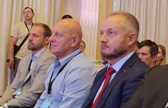 Валерий Сахащик (в центре) на конференции &quot;Новая Беларусь&quot; в Вильнюсе / Еврорадио​