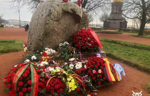 Венок от белорусского посольства на Соловецком камне​