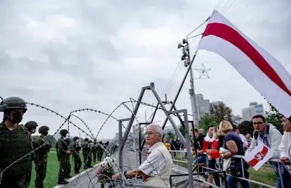 Нина Багинская с бело-красно-белым флагом / Еврорадио​