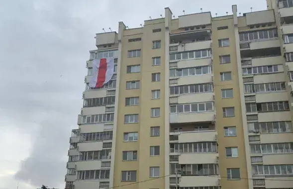 Национальный бело-красно-белый флаг на одном из минских домов / Еврорадио