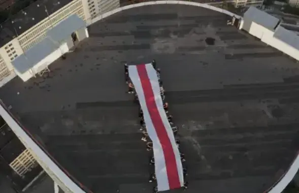 Белорусы и национальный флаг / Cкриншот с видео​