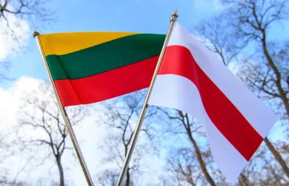 Литовский и белорусский флаги /&nbsp;lrp.lt
