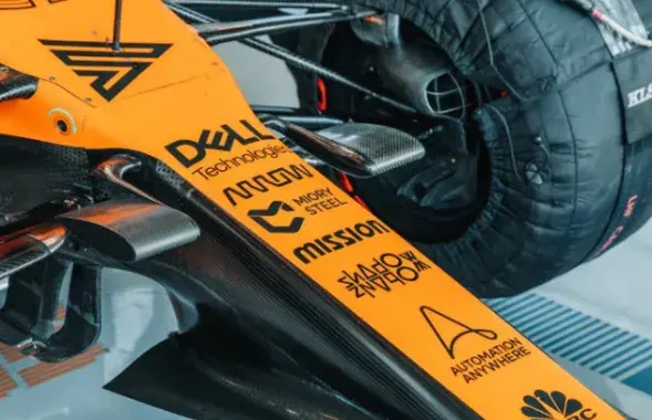 Болид F1 с логотипом Miory Steel на носу