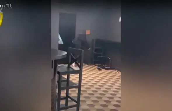 Юноша с топором разгромил кафе в Минске / кадр из видео