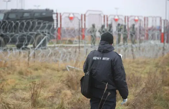 Супрацоўнік СК Беларусі аглядае месца здарэння на беларуска-польскай мяжы / БЕЛТА