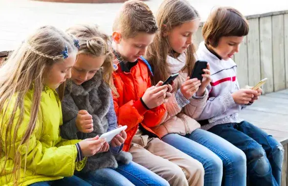 Школьнікі са смартфонамі