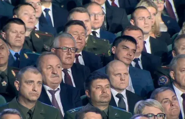 Чыноўнікі слухаюць пасланне Лукашэнкі / кадр з відэа
