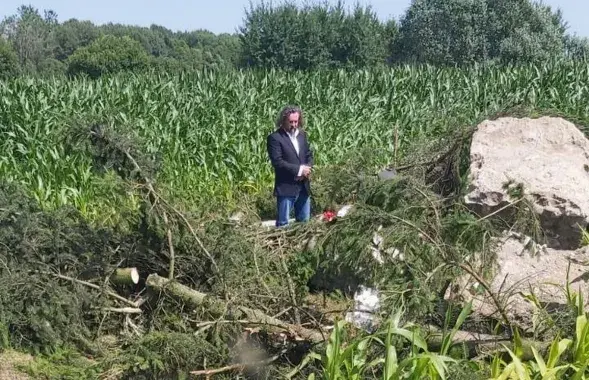 Генеральнага консула Польшчы ў Гродне Анджэя Рачкоўскага, які прыбыў на месца знішчанага помніка / Znadniemna.pl​