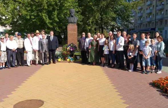 Возле бюста Тараса Шевченко в Бресте&nbsp;/ facebook.com/belsocdemparty, архіўнае фота