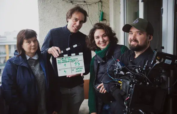 Мара Томкович (в центре) с коллегами во время съемок фильма "Na żywo" / facebook.com/wajdaschool
