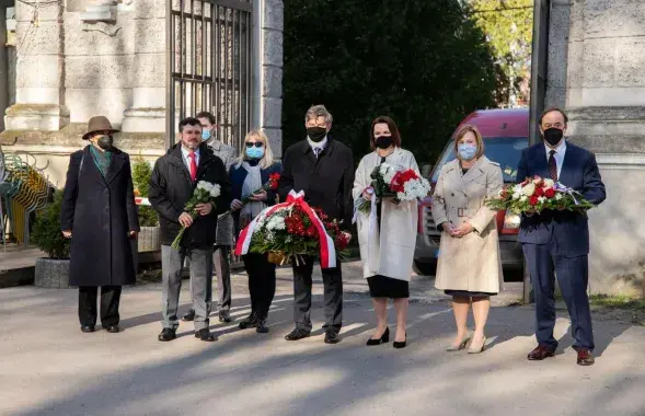 Святлана Ціханоўская і дыпламаты перад ускладаннем кветак да помніка &quot;Маці Чарнобыля&quot; ў Вільні / @ tsikhanouskaya​