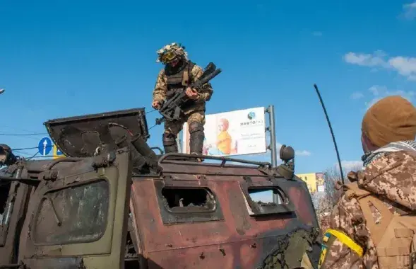Украинские военные собирают трофеи на подбитой российской бронетехнике​ / УНИАН