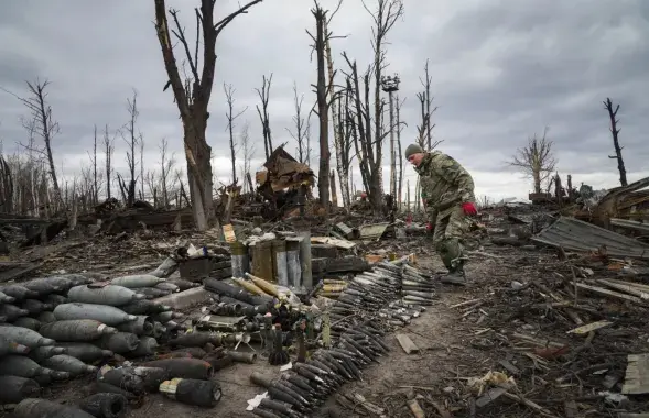 Сапёр збірае боепрыпасы ў Гастомелі Кіеўскай вобласці&nbsp;/ АР