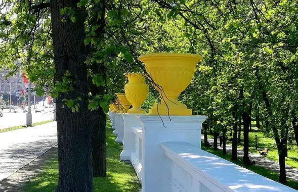 Минкульт просит власти Минска перекрасить жёлтые вазы возле цирка