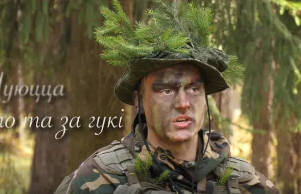 Военный читает стихотворение Якуба Коласа / Скриншот с видео