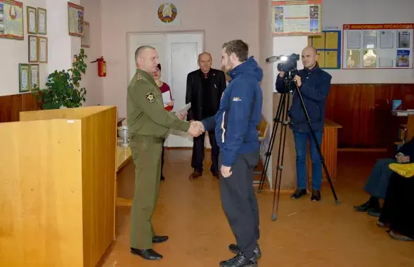 Сяргей Плескі на Дне прызыўніка ў ваенным камісарыяце Рэчыцкага і Лоеўскага раёнаў / rcity.by​