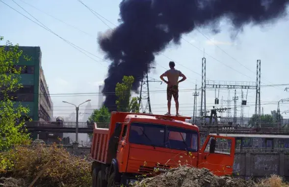 Мужчина наблюдает за пожаром на заводе в Волгограде / @bloknot_vlg