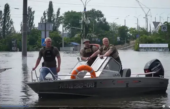 Зеленский также побывал на&nbsp;переправе в Херсоне, через которую люди выезжают с затопленных территорий /&nbsp;@V_Zelenskiy_official
