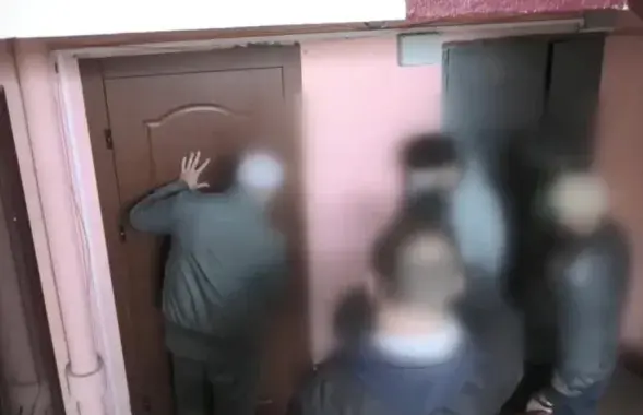 Людзі ў цывільным у кватэры мінчаніна Андрэя Зэльцэра / скрыншот відэа
