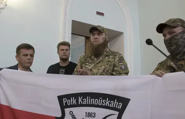 Сяргей Сухамлін (злева) з прадстаўнікамі палка імя Кастуся Каліноўскага / zt-rada.gov.ua
