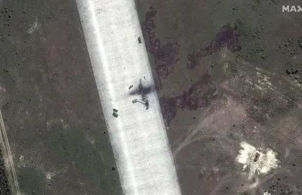 Аэродром Зябровка после после взрывов / Спутниковый снимок Maxar