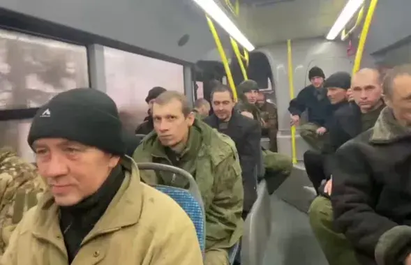 Максім Зязюльчык (другі справа, за мужчынам у чорнай куртцы) сярод вайскоўцаў, якіх Украіна перадала Расіі / &nbsp;svaboda.org
