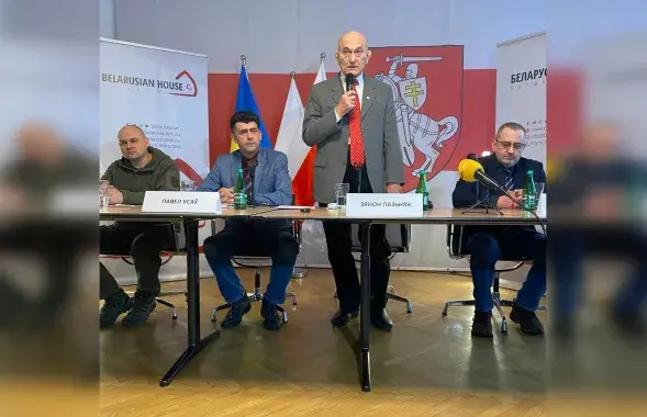 Во время пресс-конференции в Варшаве, выступает Зенон Позняк / Еврорадио
