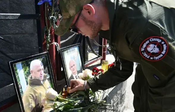 После смерти Евгения Пригожина вагнеровцы создавали "стихийные мемориалы" / AFP/Getty Images