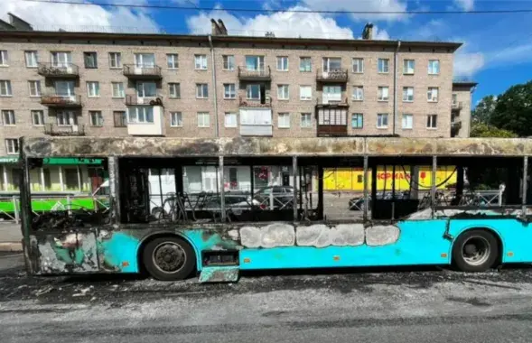 Автобус МАЗ сгорел в Санкт-Петербурге