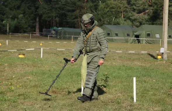 Белорусский пограничник учится искать мины, сентябрь 2023-го / gpk.gov.by