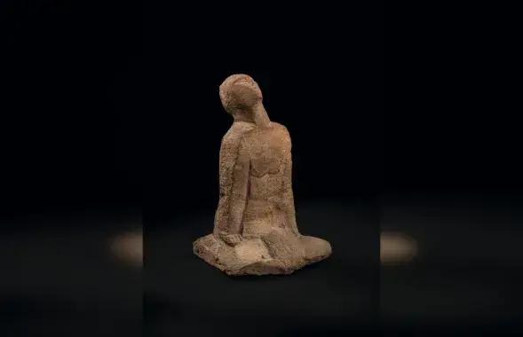 Скульптура Осипа Цадкина "Женщина, стоящая на коленях"