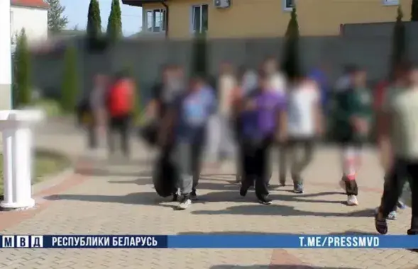 Мигранты в Колодищах / кадр из видео МВД