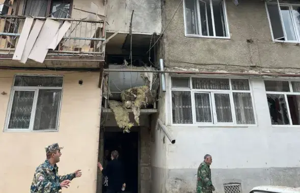 Поврежден многоэтажный жилой дом в Степанакерте