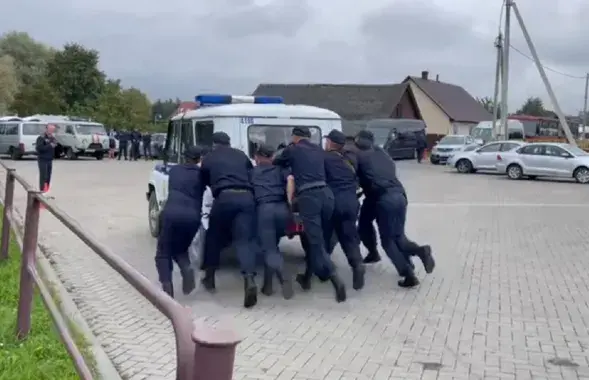 Милиционеры толкают милицейский УАЗик