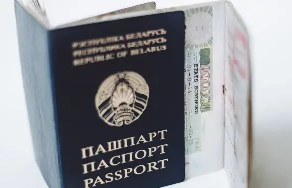Белорусский паспорт / "Белсат"